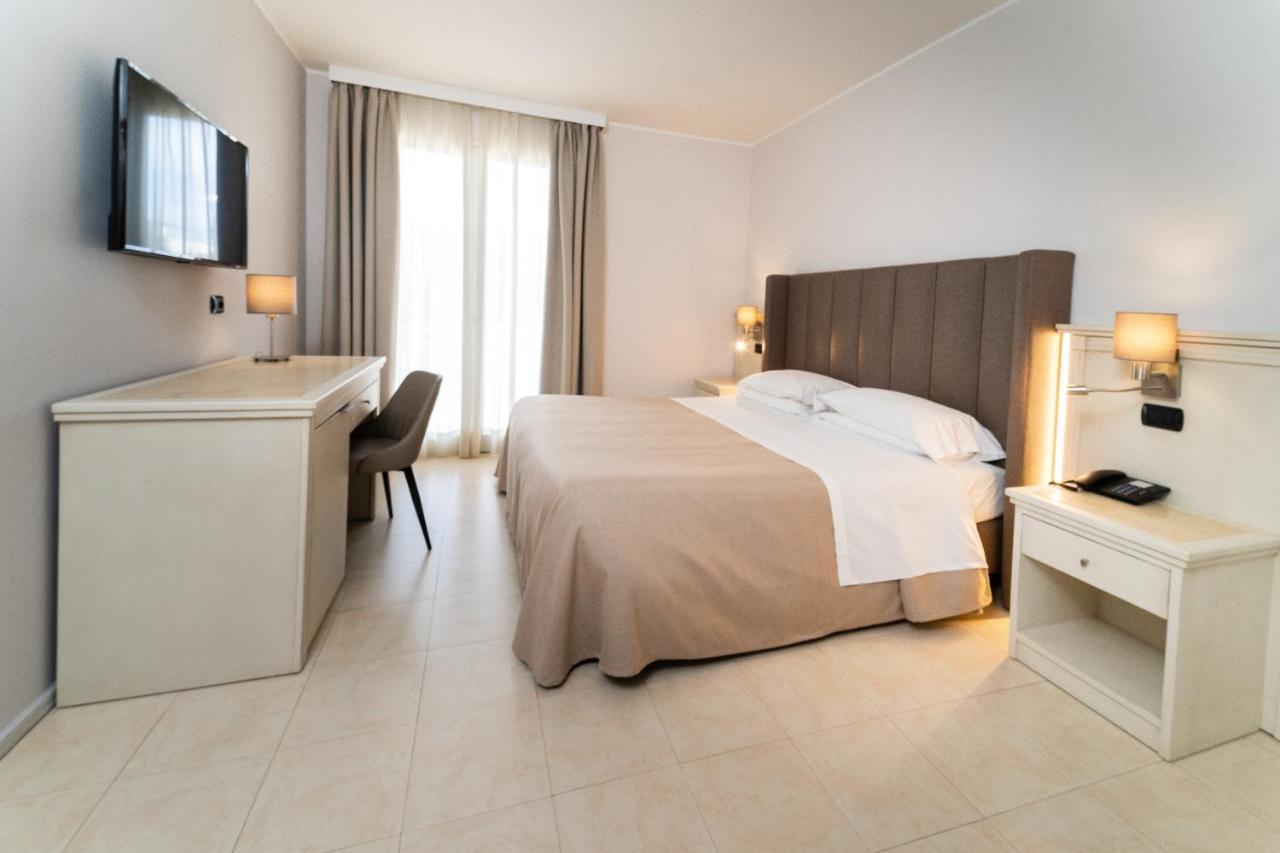 Hotel Falli Porto Cesareo Exterior foto